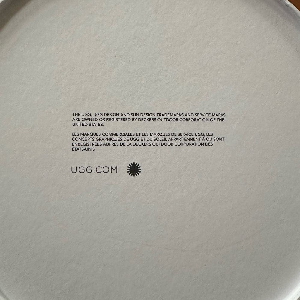 UGG White Round Earmuff Box with Black Logo - Picture 4 of 4